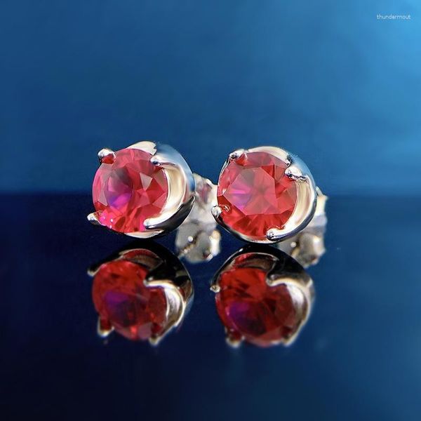 Brincos de garanhão 2023 diamante redondo de um quilate vermelho corindo 7mm simples e elegante estilo transfronteiriço