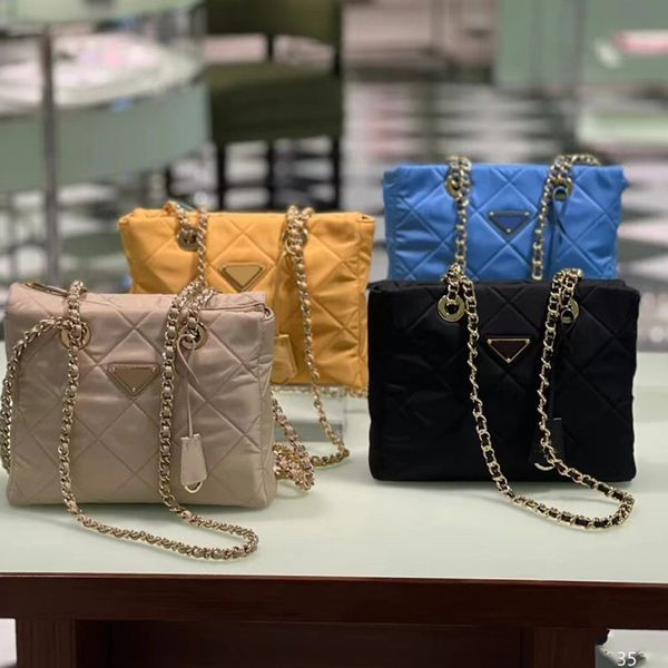 Lüks Tote Çanta Re Naylon Vagrant Çanta Crossbody Bag Alışveriş Çantası Değer Naylon Tote Çanta Tasarımcı Zincir Sırt Çantası Emamel Metal Üçgen Logo Kapitone Paraşüt Çanta