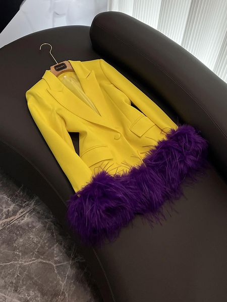 Осень 2023, желтые контрастные цветные пиджаки с перьями и длинными рукавами, однобортные верхние пальто с зубчатыми лацканами, пальто D3O071359