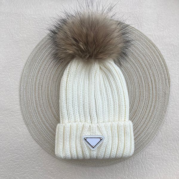 Tasarımcı Örgü Kap şapka Raccoon kürk topu Kürk topu akrilik malzeme soğuk geçirmez sıcak unisex stil erkekler ve kadınlar için uygun baş ve kuyruk giymek