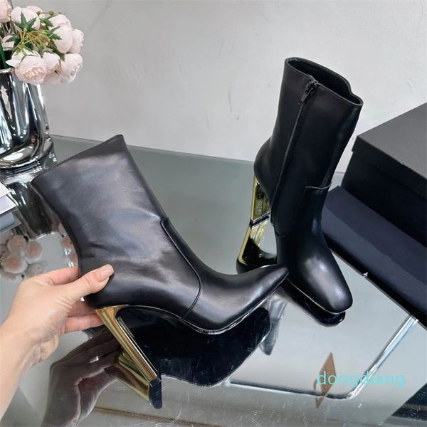 Botas de moda clássicas de designer para mulheres botas curtas de salto grosso de metal para outono e inverno com saltos dourados atraentes