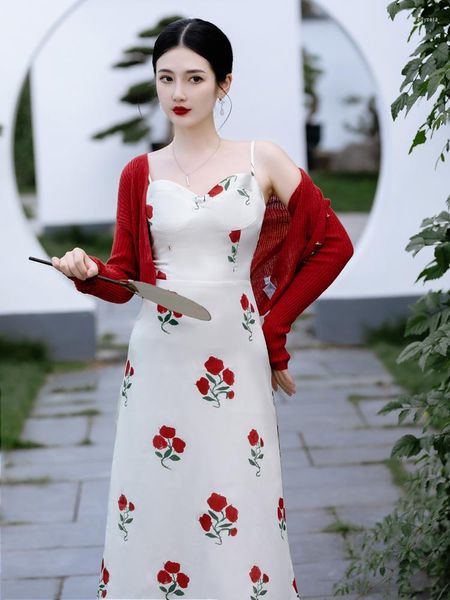 Lässige Kleider 2023 Frauen Weiße Blumen Sexy Spaghetti-Trägerkleid Roter Strickmantel 2-teilige Sets Sanfte Strandparty Sommermode Eleganz