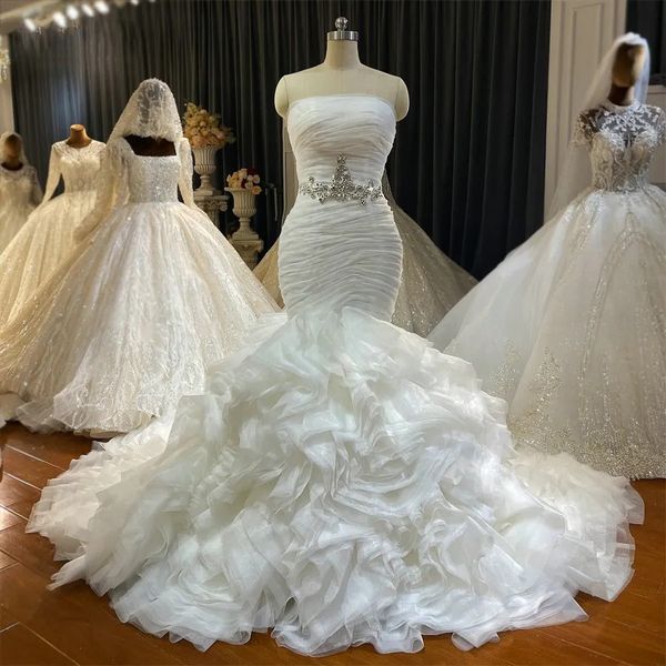 2024 Meerjungfrau Afrikanisches Hochzeitskleid Trägerlos Organza Rüschen Tiered Cystal Sash Braut Formelle Kleider Vestidos De Novia Robe De Mariage Customed
