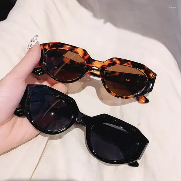 Sonnenbrille Vintage Designer Cat Eye Damen Herren Mode Kleiner Rahmen Niedliche Ovale Nieten Sonnenbrille UV400 Shades