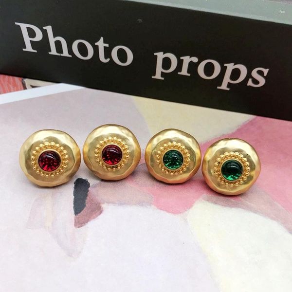 Серьги-гвоздики небольшого размера, круглые кованые для женщин и девочек, аксессуары с красными зелеными камнями