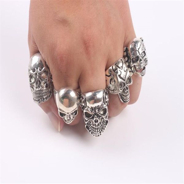 OverSize Gothic Skull Intagliato Biker Stili misti lotti 50 pezzi Anelli anti-argento da uomo Retro Nuovi gioielli245d