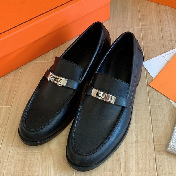 Ünlü kadın tasarımcı elbise ayakkabıları bahar sonbahar yeni marka metal düğmesi loafers ayakkabıları gerçek deri sığ ağız düz dip yumuşak taban bayanlar küçük deri ayakkabı