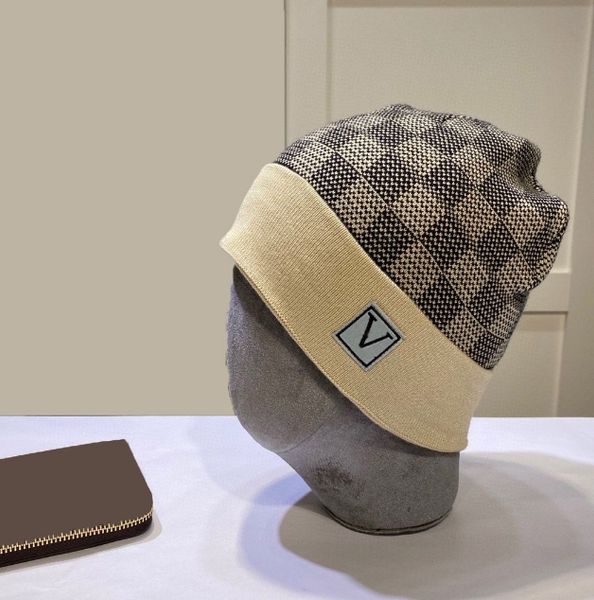 Berretto da donna di design classico lavorato a maglia oro V marchio plaid di alta qualità teschio Cp cappello caldo grigio c1