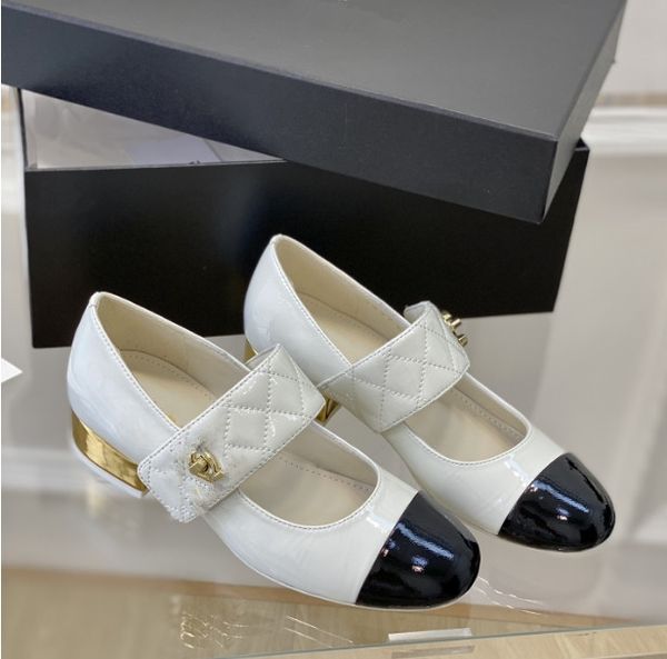 2022 Tasarımcı Mary Jane Ayakkabı Lüks Retro Tepe Kadın Ayakkabı Patent Deri Deri Yuvarlak Kafa Kızlar Kadınlar Tesis Plajı Ziyafet Siyah Beyaz Düz Bale Ayakkabıları