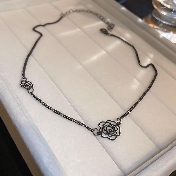 Ketten Lovelink Mode Schwarz Hohl Metall Rose Blume Kurze Choker Frauen Asymmetrische Pflanzen Halskette Partei Schmuck