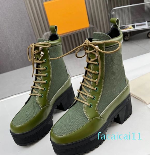 Desert boots di lusso con piattaforma laureata, sneakers in pelle di vitello scamosciata e tela verniciata con suola in gomma con battistrada sul retro