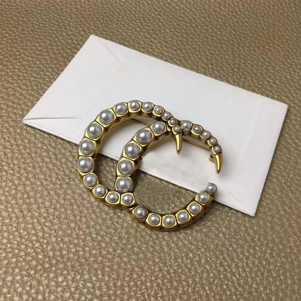 Luxuriöse Designer-Mode-Perlen-Buchstaben-Broschen für Herren und Damen im gleichen Stil, verwendet für Anzug-Pullover-Brosche-Schmuck286W