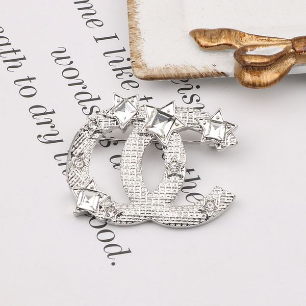 Atacado marca designer letras pinos broche moda famosa dupla carta borla pérola casais de luxo individualidade strass terno pino jóias acessórios