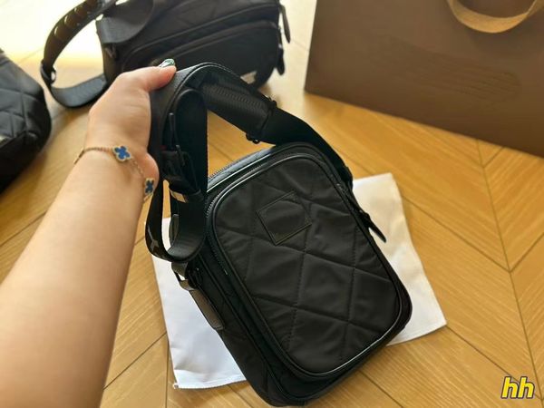 Yeni erkekler naylon omuz çantası, ekose sigara çantası, cep telefonu çantası, gündelik edebi çapraz gövde çantası, güzel ve çok yönlü moda tasarımcısı omuz crossbody çantası