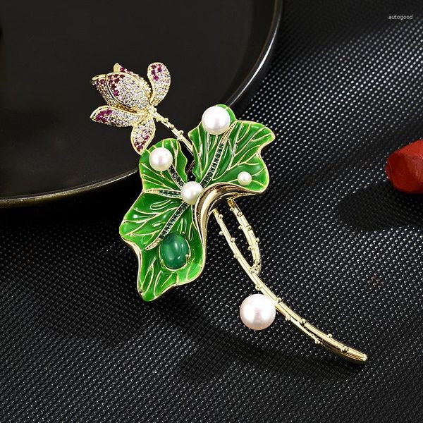 Broches 2023 Elegante Lotus Pond Moonlight Mulheres Broche Natural Pérola de Água Doce Cobre Micro-zircão Broche Pin Corsage Presente para amigos