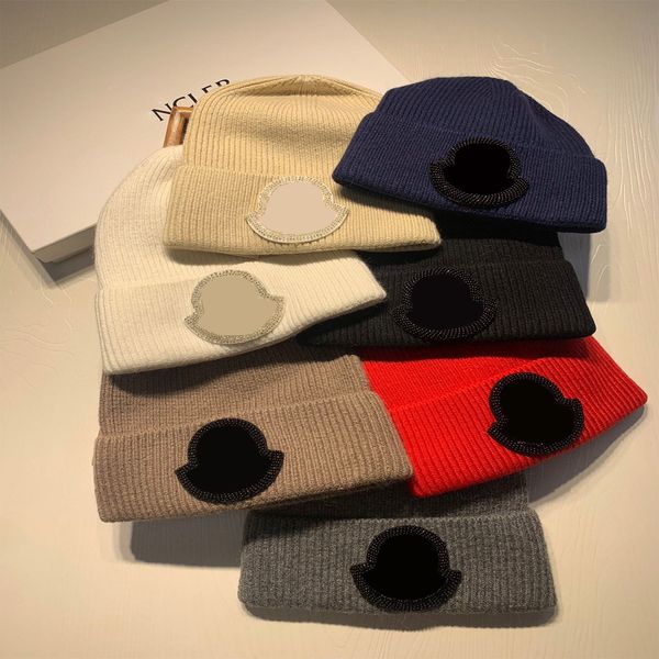 Berretto da donna Autunno e inverno Lavorato a maglia di lana Designer Beanie Cappello Vacanza all'aperto Cofano da viaggio Lettera sportiva Ricamo Berretto color caramello