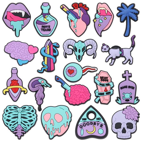 Großhandel 100 Stück PVC Totenkopf Lippen Tränen Herz Baum Gehirn Messer Goodbye Tomb Game Over Wish You Were Here Gartenschuh Charms Kinder Schnalle Dekorationen für Armband