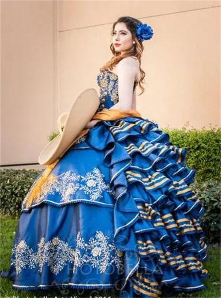 Abiti Quinceanera vintage blu Increspature a strati Trambusto vittoriano Prom Abiti per occasioni speciali Applicazioni dorate Allacciatura Plus Size Sweetheart Sweet 16 Abito da festa