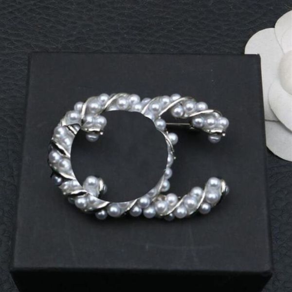 23ss 20style 18K placcato oro lettere spille piccolo vento dolce donne designer di marca di lusso spilla di perle di cristallo spille gioielli in metallo237c