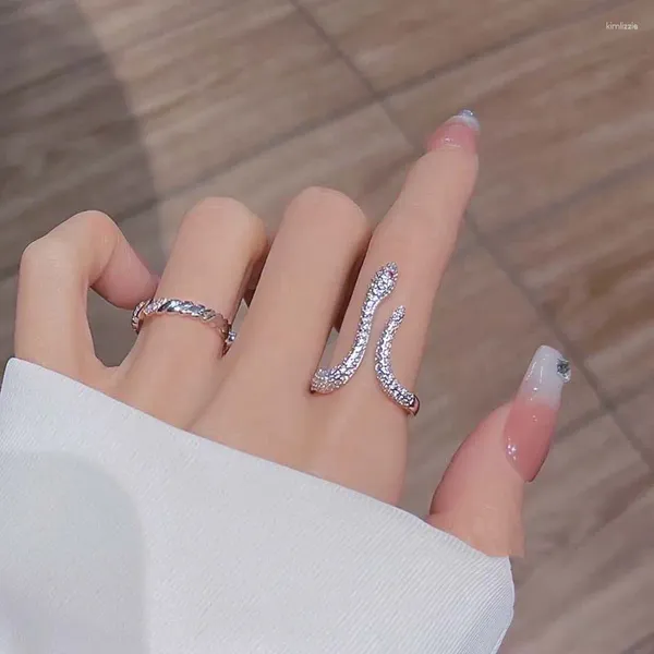 Küme halkaları lüks parlak kristal yılan şekil yüzüğü kadınlar için kız ayarlanabilir zarif moda zirkon hayvan parmak düğün takılar