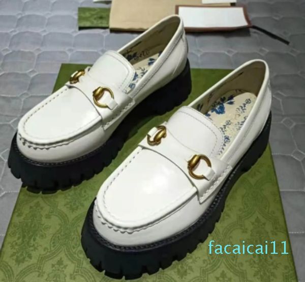 Scarpe eleganti da donna con tacco piatto firmate di lusso casual mocassini moda con fibbia in metallo all-match scarpe con plateau tacco piatto bianche e nere di grandi dimensioni