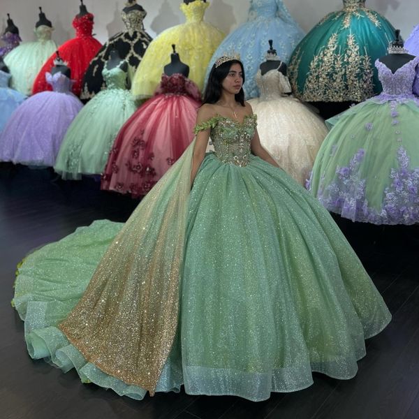 Salbeigrünes Puffy-Prinzessin-Blume-Quinceanera-Kleid mit Perlenapplikation und Cape, Schnürkorsett, Kapellenzug, süßes 15. Kleid aus dem 19. Jahrhundert