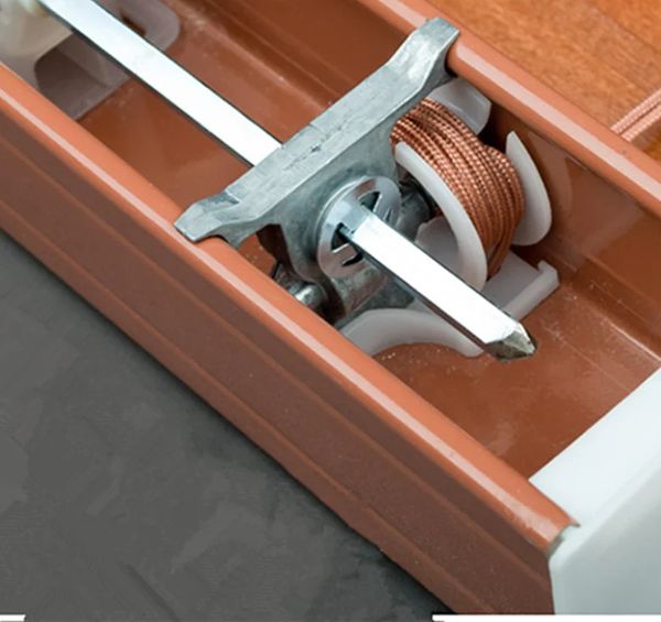Mecanismo de inclinação de postes de cortina para persianas venezianas de madeira de 50 mm ou 38 mm trilho principal de alto perfil 231010