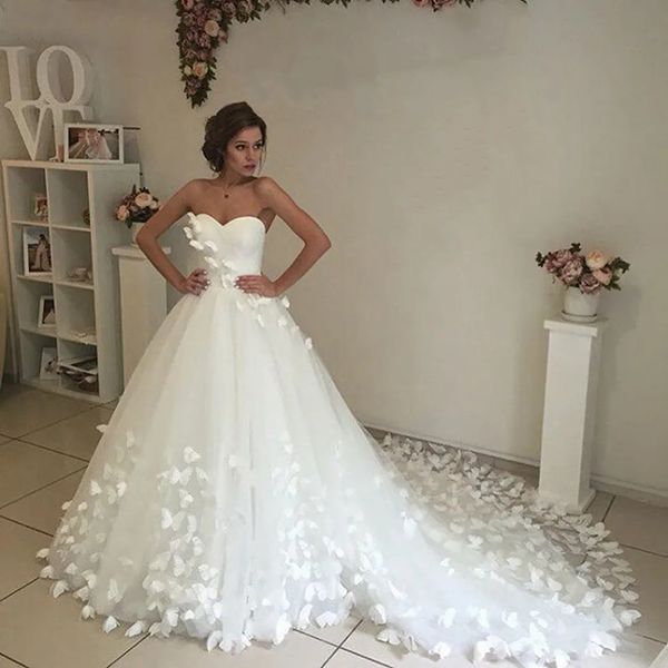 Abiti da sposa con decalcomania a farfalla bianca con scollo a cuore Lunghezza al pavimento Corte dei treni Abito da sposa in tulle con cerniera su misura 01