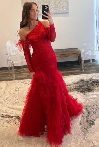 Vestidos de fiesta de graduación de sirena de encaje rojo, vestidos de noche largos de un hombro, vestidos de noche con volantes escalonados, vestidos de fiesta elegantes para mujer