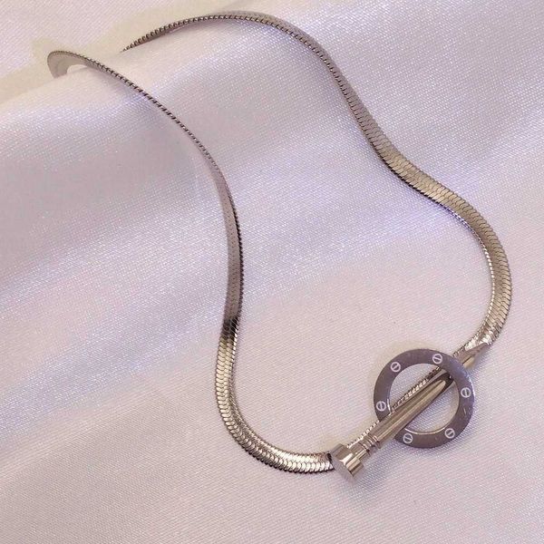 Collana di design per donna Collana con chiodi in acciaio al titanio Collana con osso di serpente femminile, una parola, personalità inossidabile, semplice catena di serpenti