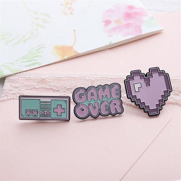 Pins Broschen Rosa Pixel Herz Spiel Maschine Über Emaille Pins Mode Denim Jacken Rucksack Pin Button Brosche Für Frauen Männer jew343j