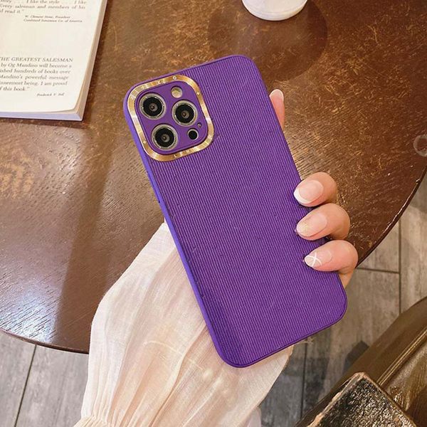 iPhone 14 13 Pro Max Designer Phone Case para Apple 15 12 11 Plus Luxo PU Couro Impressão Em Relevo Metal Câmera Lente Capa Móvel Back Funda Coque Roxo