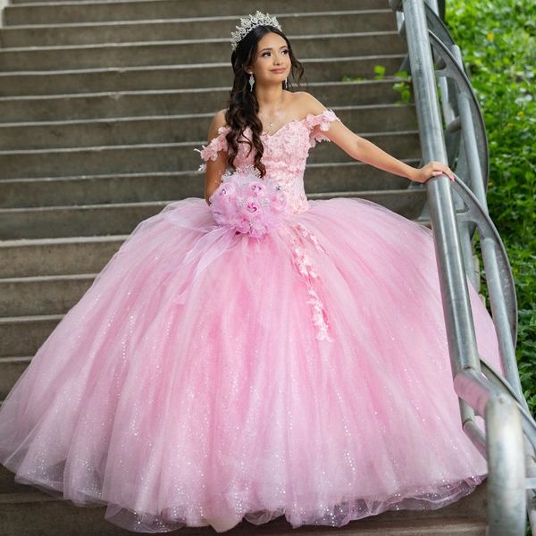 Розовые блестящие платья Quinceanera с кружевными аппликациями и открытыми плечами Sweet 16, со шлейфом средней длины, Vestidos De 15