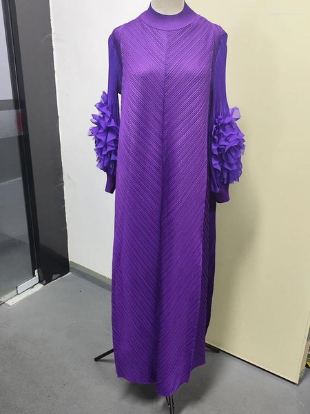 Повседневные платья Плиссированное платье макси Miyake с круглым вырезом и наклейкой с 3D длинными рукавами, осень 2023, 18 цветов, халат