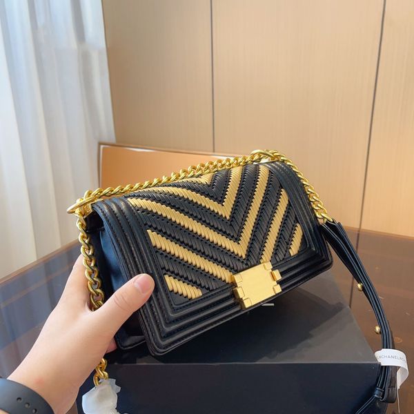 Nuova borsa di moda popolare Borsa di design in materiale di lusso Vantaggi unici Affascinante borsa in oro nero intrecciata in stile esotico