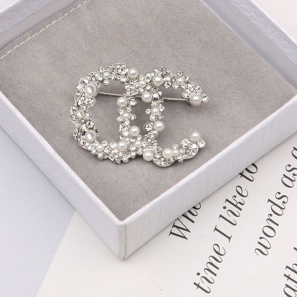 Lusso Donna Uomo Designer Marchio Lettera Spille Oro Argento Intarsio Cristallo Strass Gioielli Spilla Fascino Perla Pin 23ss Marry Christmas Party Love Gift Accessorie