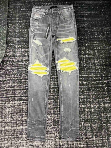Pantaloni elasticizzati Jean di stilisti casual slim da uomo Distruggi i pantaloni da strada hip-hop retrò in pelle gialla strappati al ginocchio dritto trapuntato