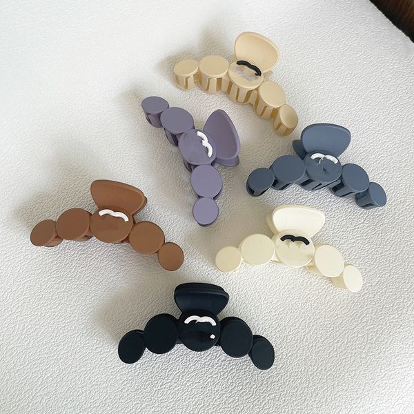 Fermaglio per capelli con lettera di design Barrette Materiale satinato Rotondo Stile classico per fascino Donne Ragazze Artiglio per capelli Moda Forcina Accessorio di moda Regalo di alta qualità