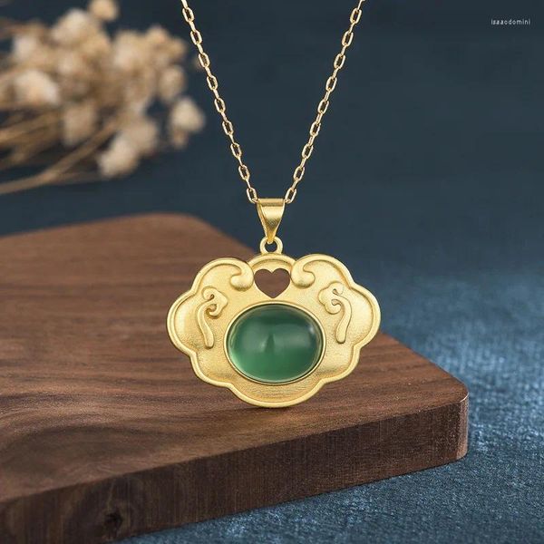 Collane con ciondolo Gioielli in stile cinese Rame placcato in oro Collana con serratura di sicurezza antica Ruyi intarsiata di giada verde Cuore d'amore per le donne