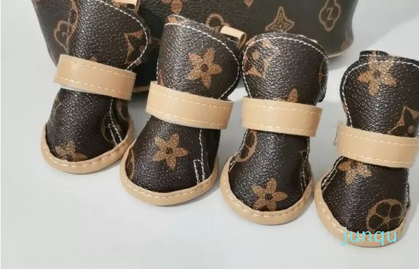 Cão vestuário designer sapatos para cães com alças ajustáveis antiderrapante sola macia filhote de cachorro pata protetor de couro bota para pequeno