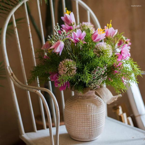 Vasen, Blumenstrauß, rosa Blumen und Pflanzen, frische natürliche Blumen, Set, dekorative Dekoration, Geschenk