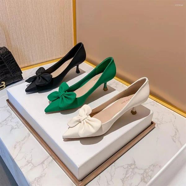 Scarpe eleganti da donna 2023 Stilito Calzature estive da donna Punta a punta verde con fiocco Tacco medio Slip on da sera di alta qualità