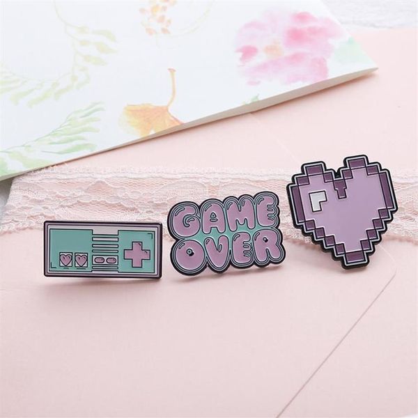 Pins Broschen Rosa Pixel Herz Spiel Maschine Über Emaille Pins Mode Denim Jacken Rucksack Pin Button Brosche Für Frauen Männer jew280p