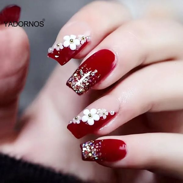 Faux ongles 24 pièces couverture complète faux avec conception de fleur blanche 3D presse sur les ongles conseils tête de cercueil paillettes rouge 231013