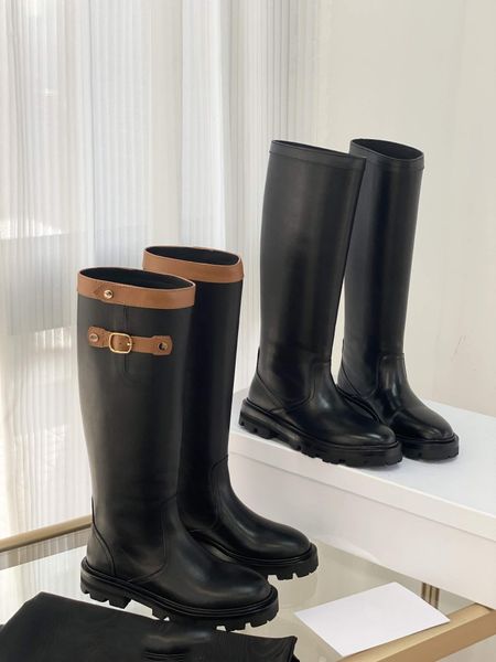 As botas de cavaleiro em couro estilo passarela são de couro de bezerro na parte superior, com padrões de couro delicados e naturais. botas femininas