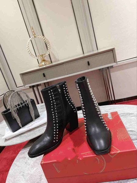 Kabartmalı deri botları olan buzağı derisi, lüks tasarımcı, perçin üst düzey özelleştirilmiş ayakkabılarla donatılmış benzersiz ve yenilikçi kadın botları tasarlar
