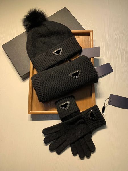 5 colori Sciarpa Cappello Guanti Set Classico Reticolo Inverno caldo morbido Cappelli Designer P Lettera Triangolo invertito Cap Uomo Donna Coppia Sciarpa Cappello 3 pezzi