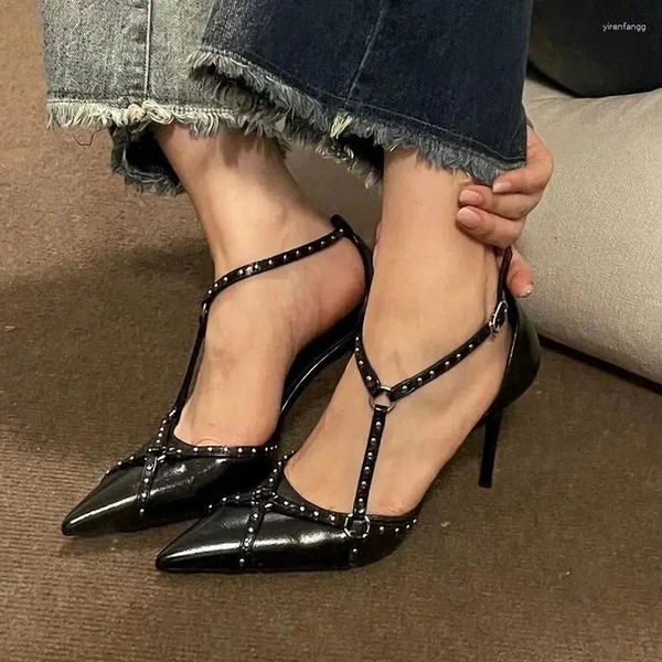 Sapatos de vestido 2023 verão preto apontado toe banda estreita metal rebite bola fivela mulheres bombas de salto alto sexy designer cruz cinto senhora