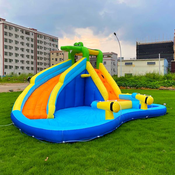 Il Parco Acquatico Scivolo Gonfiabile con Ventilatore Bambini Coccodrillo Scivolo Acquatico Parco per Bambini Parco Giochi con Cannoni ad Acqua Cortile Giochi all'aperto Divertenti Regali per Feste di Compleanno