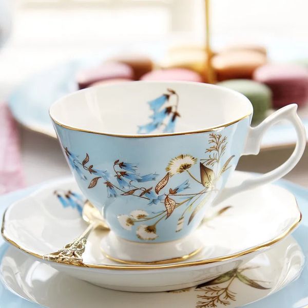 Tazze Stile europeo Fine Bone China Tazza da caffè e piattino Set Moda Ceramica Caffè Espresso Tazza da latte Tazza da tè pomeridiana Bicchieri 231013